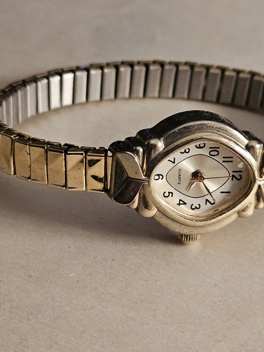 Vintage Gold Tone Women's Quartz Stretch Bracelet Watch